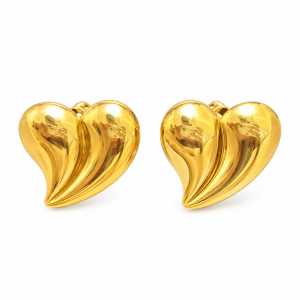 aura heart studs feat A pair of gold plated heart earrings featuring a smooth, sculptural design
