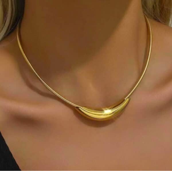 Elegant Pendant Golden Necklace