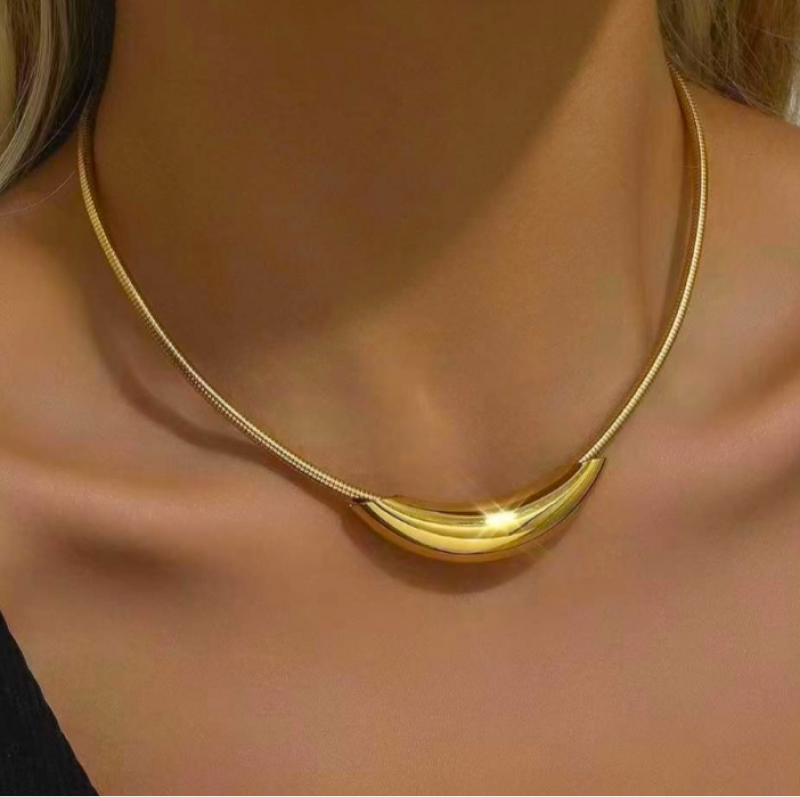 Elegant Pendant Golden Necklace