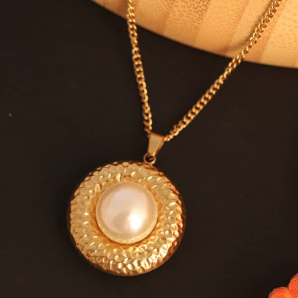 Golden Radiance Pearl Necklace